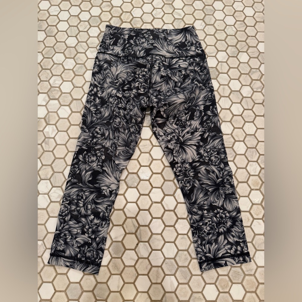 Lululemon Athletica Black and Gray Leggings with Dynamic Pattern - Picture 3 of 5